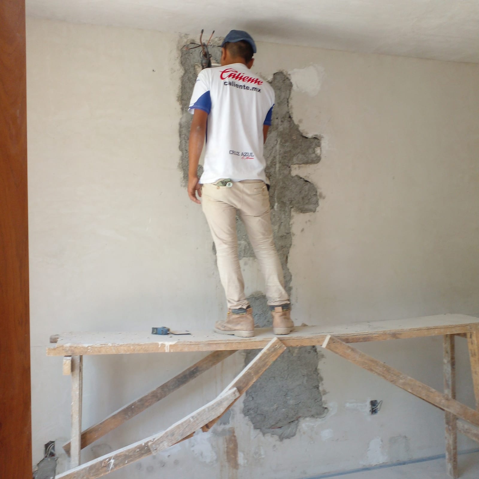 Resane de muro tras instalación de línea de refrigerante, Cancún