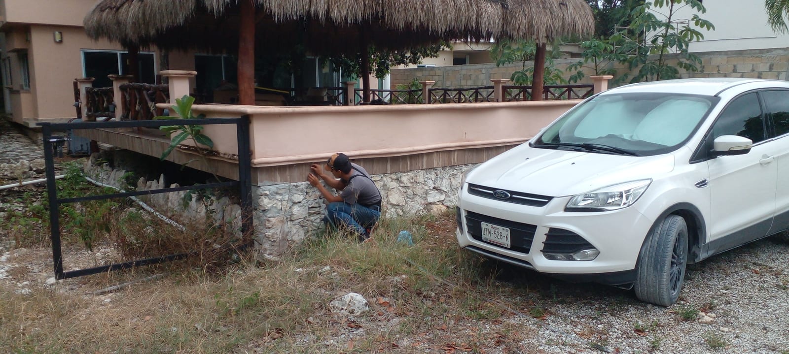 Acabado en piedra en muro exterior de palapa, Residencia en Chemuyil