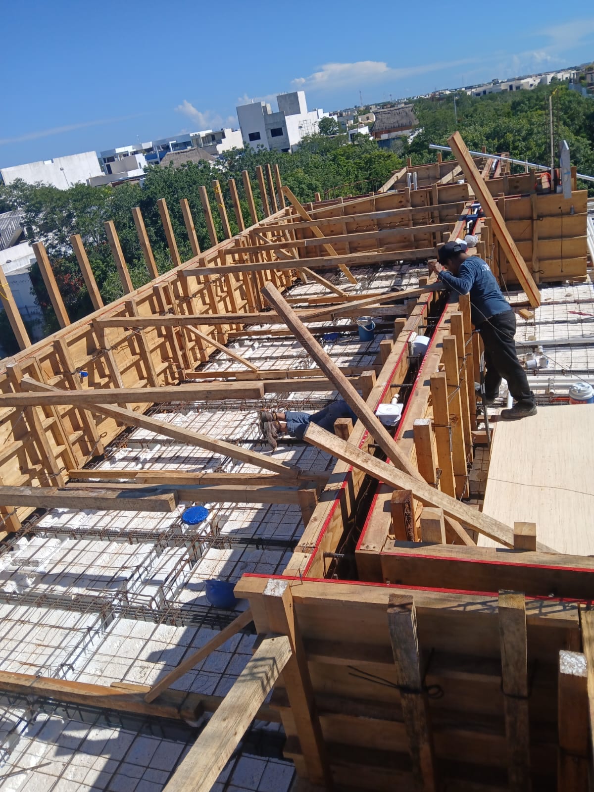 Cuadrillas trabajando en cimbra de muros de concreto, Edificio Monterrey en Tulum