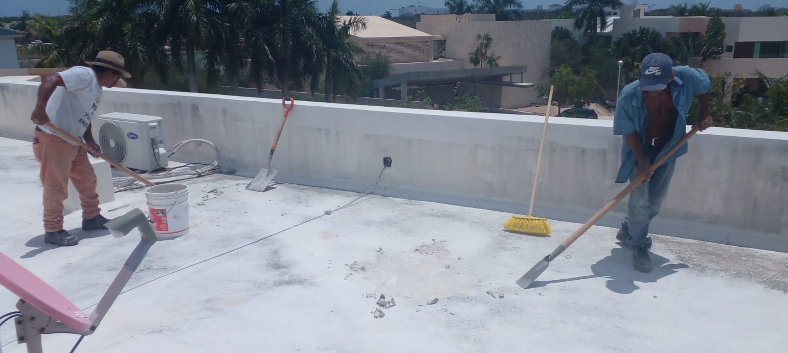 Preparación y raspado de la superficie antes de impermeabilizar, azotea en Cancún