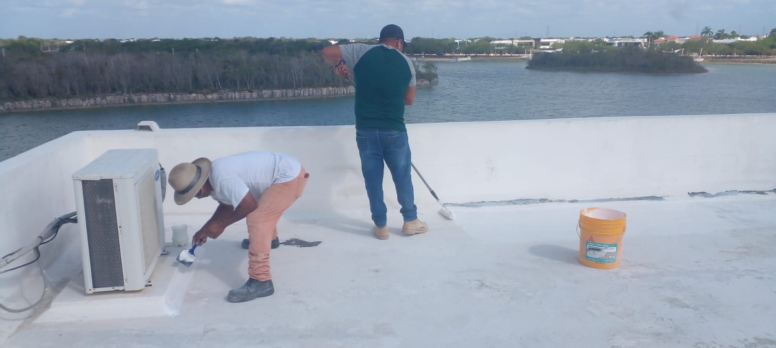 Aplicación del sistema de impermeabilización con vista a la laguna, Cancún